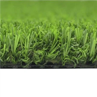 Groene tuin met kunstgrasveld